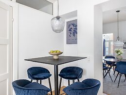 Sanders Leaves - Chic 3-bdr Apt With City View