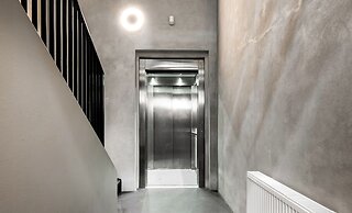 Sanders Leaves - Chic 3-bdr Apt With City View