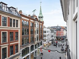 Sanders Leaves - Chic 3-bdr Apt With City View