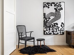 Sanders Leaves - Chic 3-bdr Apt With City View