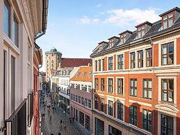 Sanders Leaves - Chic 3-bdr Apt With City View