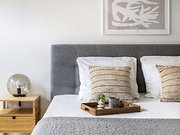 Sanders Leaves - Chic 3-bdr Apt With City View