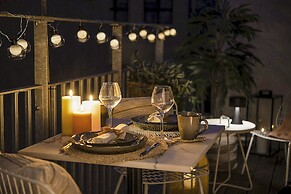 Sanders Leaves - Chic 3-bdr Apt With City View