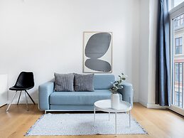 Sanders Leaves - Chic 3-bdr Apt With City View