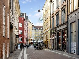 Sanders Leaves - Chic 3-bdr Apt With City View