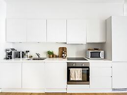 Sanders Leaves - Chic 3-bdr Apt With City View