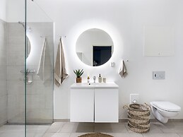 Sanders Leaves - Chic 3-bdr Apt With City View