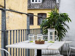 Sanders Leaves - Chic 3-bdr Apt With City View