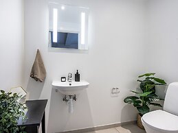 Sanders Leaves - Chic 3-bdr Apt With City View