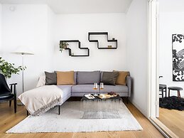 Sanders Leaves - Chic 3-bdr Apt With City View