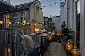 Sanders Leaves - Chic 3-bdr Apt With City View