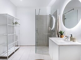 Sanders Leaves - Chic 3-bdr Apt With City View