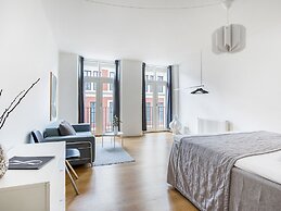 Sanders Leaves - Chic 3-bdr Apt With City View