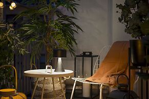 Sanders Leaves - Chic 3-bdr Apt With City View