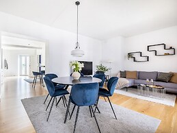 Sanders Leaves - Chic 3-bdr Apt With City View