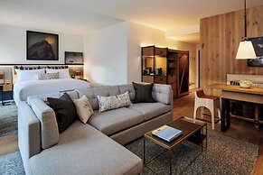 The Cloudveil, Autograph Collection