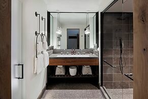 The Cloudveil, Autograph Collection