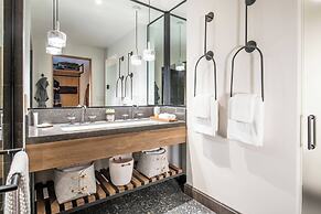 The Cloudveil, Autograph Collection