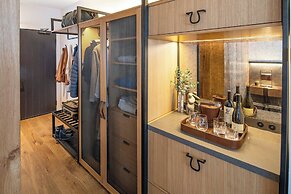 The Cloudveil, Autograph Collection