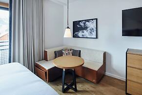 The Cloudveil, Autograph Collection