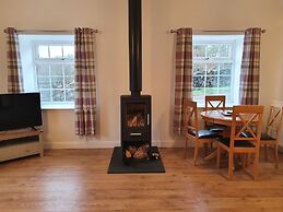 Inviting 2-bed Barn With hot tub Near Muirkirk