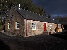 Inviting 2-bed Barn With hot tub Near Muirkirk
