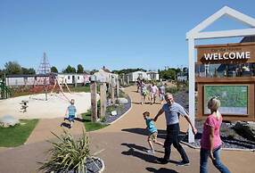 Comfortable 3-bed Caravan - Combe Haven