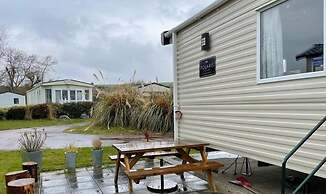 Comfortable 3-bed Caravan - Combe Haven