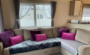 Comfortable 3-bed Caravan - Combe Haven