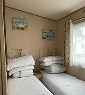 Comfortable 3-bed Caravan - Combe Haven