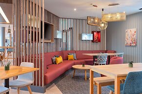 Hampton by Hilton Ashford International
