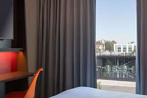 Hampton by Hilton Ashford International