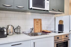 Central Queen St Apartment | Aircon & WiFi