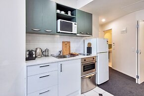Central Queen St Apartment | Aircon & WiFi