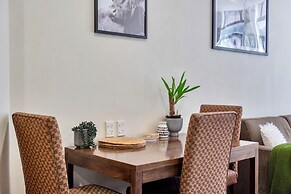 Central Queen St Apartment | Aircon & WiFi