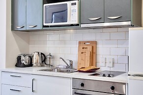 Central Queen St Apartment | Aircon & WiFi