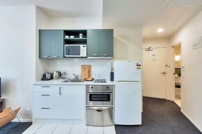 Central Queen St Apartment | Aircon & WiFi