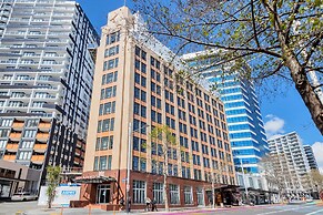 Central Queen St Apartment | Aircon & WiFi