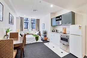 Central Queen St Apartment | Aircon & WiFi