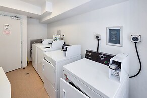 Central Queen St Apartment | Aircon & WiFi