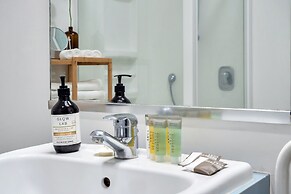 Awesome Cool Beachy 2BR CBD Gem Wifi