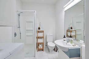 Awesome Cool Beachy 2BR CBD Gem Wifi