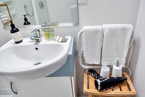 Awesome Cool Beachy 2BR CBD Gem Wifi