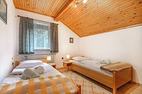 House Mavko Near Lake Cerknica