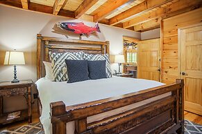 Iron Mountain Lodge 3 Bedroom Cabin by RedAwning