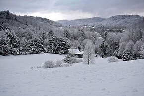 Iron Mountain Lodge 3 Bedroom Cabin by RedAwning