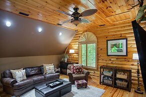 Iron Mountain Lodge 3 Bedroom Cabin by RedAwning