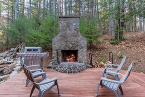 Iron Mountain Lodge 3 Bedroom Cabin by RedAwning