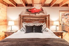 Iron Mountain Lodge 3 Bedroom Cabin by RedAwning