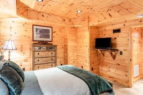 Iron Mountain Lodge 3 Bedroom Cabin by RedAwning